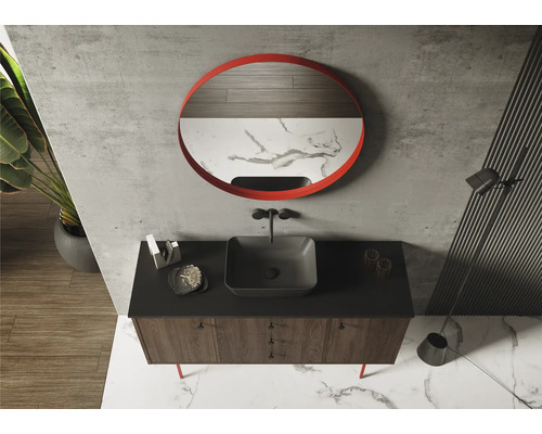 Badezimmer mit Waschtischunterschrank, Aufsatzwaschbecken, Spiegel und Armatur