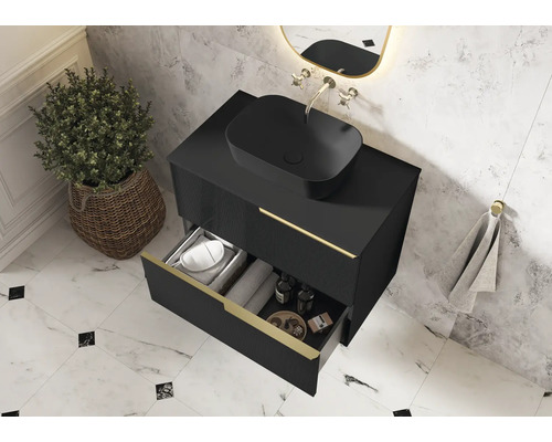 Modernes Badezimmer mit schwarzem Waschtisch, Aufsatzwaschbecken und geöffneter Schublade