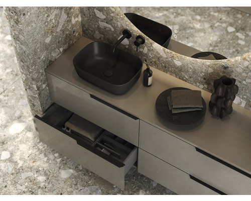 Modernes Badezimmer mit Waschtisch, schwarzem Aufsatzwaschbecken, Armatur und Spiegel