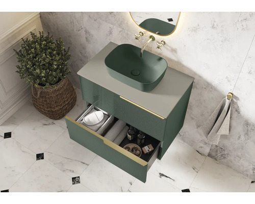 Badezimmer mit Waschtisch, Aufsatzwaschbecken, geöffneter Schublade und Dekorationen