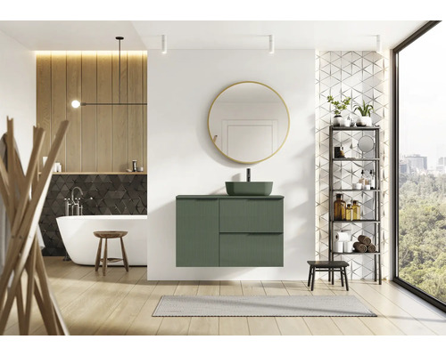 Modernes Badezimmer mit Waschtisch, Spiegel, Badewanne und Regal