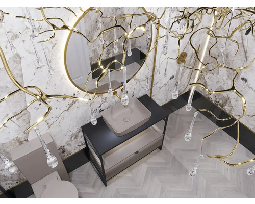 Badezimmer mit Waschtisch, Spiegel, Toilette und dekorativer Beleuchtung