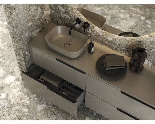 Helles Badezimmer mit Waschtisch, Aufsatzwaschbecken, Armatur, Spiegel und Dekoration