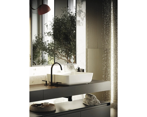 Modernes Badezimmer mit rechteckigem Waschbecken, Armatur, Handtüchern und dekorativen Elementen.