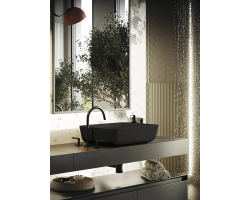 Badezimmer mit schwarzem Aufsatzwaschbecken, Armatur und Spiegel