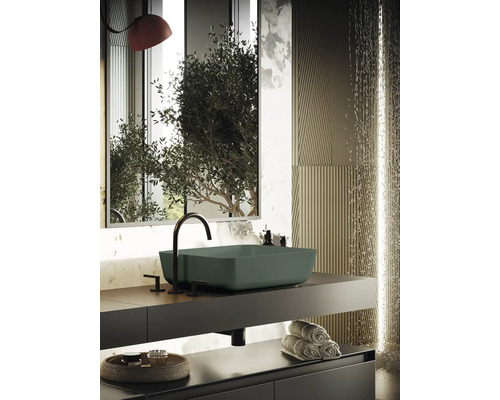 Modernes Badezimmer mit Waschbecken, Armatur und Handtüchern auf Ablage