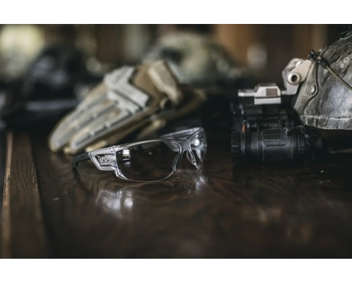 Schutzbrille mit taktischer Ausrüstung auf einem Tisch