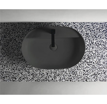 Aufsicht auf ein ovales, schwarzes Aufsatzwaschbecken mit Armatur auf einer Arbeitsplatte mit Terrazzo-Muster.