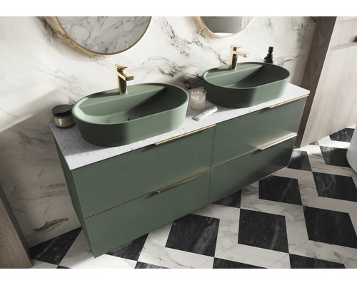 Badezimmer mit Doppelwaschbecken in Grün auf einem Unterschrank mit Schubladen