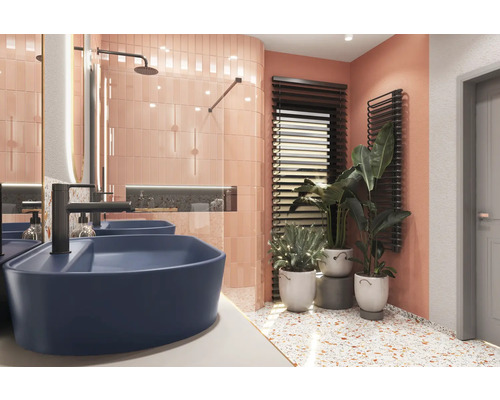 Helles Badezimmer mit zwei blauen Aufsatzwaschbecken, Dusche und Heizkörper vor einem Fenster mit Jalousien.