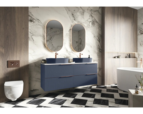 Modernes Badezimmer mit Waschtisch, zwei Waschbecken, Spiegeln und Toilette