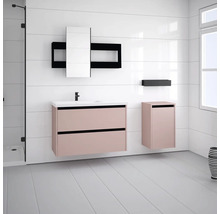 Badezimmer mit Waschtisch, Spiegelschrank und Hochschrank in hellem Farbton vor weißer Wand