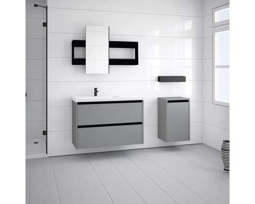 Badezimmer mit Waschbeckenunterschrank, Spiegelschrank und Hochschrank vor einer weißen Wand