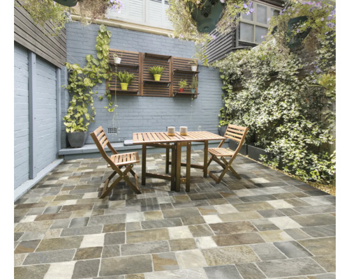 Gartenszene mit Pflastersteinen, Tisch und Stühlen