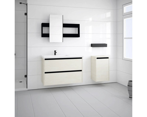 Helles Badezimmer mit Waschtischunterschrank, Spiegelschrank und Hochschrank