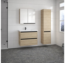 Badezimmer mit Waschtischunterschrank, Spiegelschrank und Hochschrank