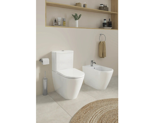 Modernes Badezimmer mit Toilette und Bidet