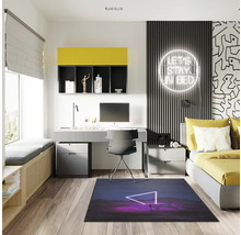 Ein modernes Jugendzimmer mit Schreibtisch, Bett und einem Teppich mit Dreiecksmotiv