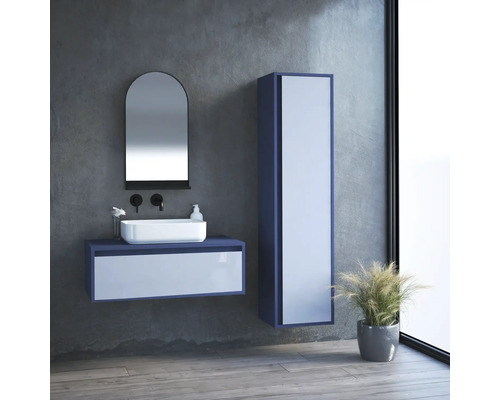 Badezimmer mit Waschtisch, Spiegel, Hochschrank und Pflanze