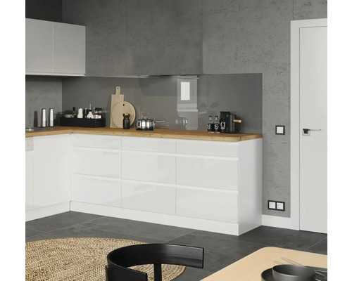 Moderne Küche mit weißen Schränken, Holzplatte und grauer Rückwand