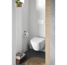 Modernes Badezimmer mit Wandtoilette, Toilettenbürste und Toilettenpapierhalter für ein sauberes und stilvolles Ambiente.