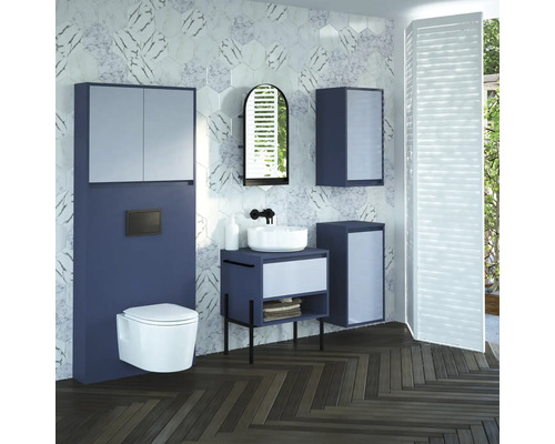 Modernes Badezimmer mit Toilette, Waschtisch, Spiegelschrank und Wandfliesen in Marmoroptik.