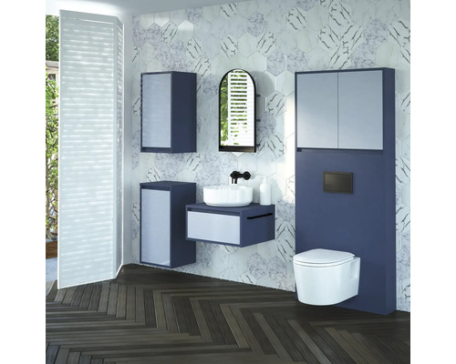 Modernes Badezimmer mit Waschtisch, Spiegelschrank, Toilette und hexagonalen Fliesen