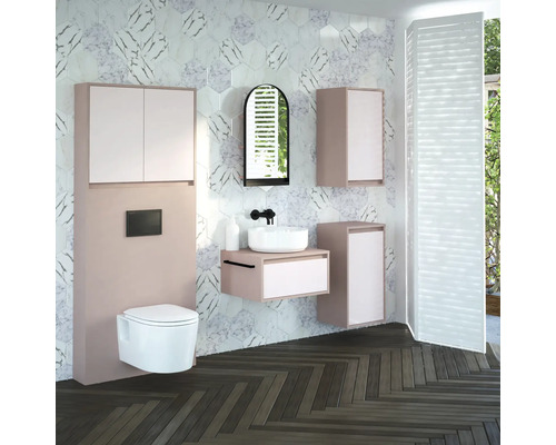 Modernes Badezimmer mit WC, Waschbecken, Spiegel und Schränken in einem hellen Design.