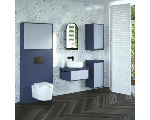 Modernes Badezimmer mit Waschbecken, Spiegel, Toilette und Fliesen in Marmoroptik.