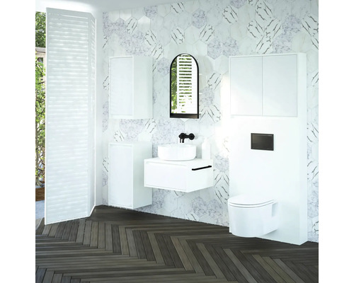 Modernes Badezimmer mit weißen Möbeln, Spiegel und Toilette vor gemusterter Wand