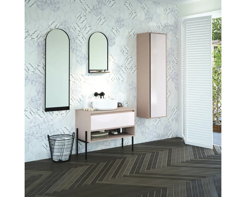 Modernes Badezimmer mit Waschtisch, Spiegeln, Wandschrank, Marmorfliesen und dunklem Holzboden