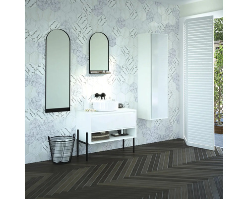 Helles Badezimmer mit hexagonalen Marmorfliesen, Waschbecken, Spiegeln und dunklem Holzboden