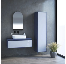 Modernes Badezimmer mit Waschtisch, Spiegel und Hochschrank