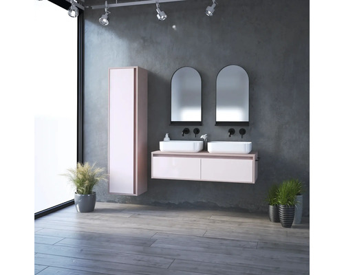 Modernes Badezimmer mit Waschtisch, zwei Waschbecken, zwei Spiegeln und einem Hochschrank