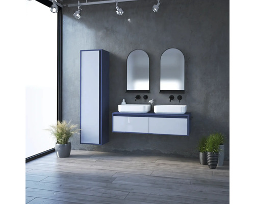 Modernes Badezimmer mit Doppelwaschbecken, Spiegelschrank und Hochglanzfronten.