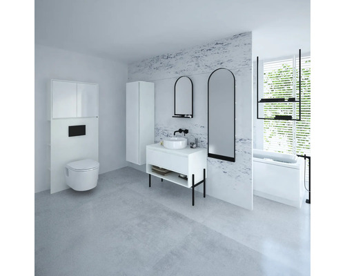 Helles Badezimmer mit Toilette, Waschtisch, Spiegel und Badewanne