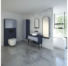 Modernes Badezimmer mit Toilette, Waschtisch, Spiegeln und Badewanne.