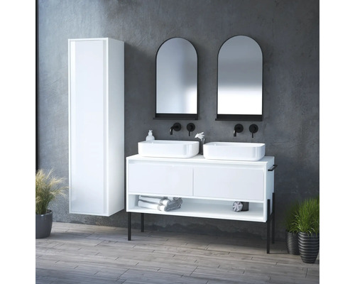 Modernes Badezimmer mit Doppelwaschtisch, Spiegeln und Hochschrank für ein stilvolles Ambiente.