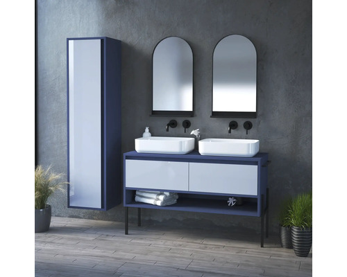 Modernes Badezimmerensemble mit Doppelwaschbecken, Spiegeln und Hochschrank vor grauer Wand