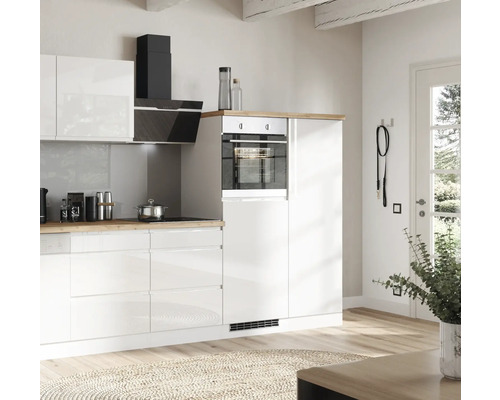 Helle Küche mit weißen Schränken, Dunstabzugshaube und Backofen