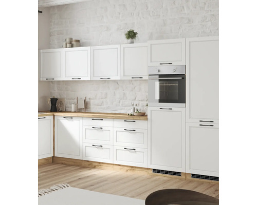 Helle Landhausküche mit weißen Schränken, Holz Arbeitsplatte und einem Backofen