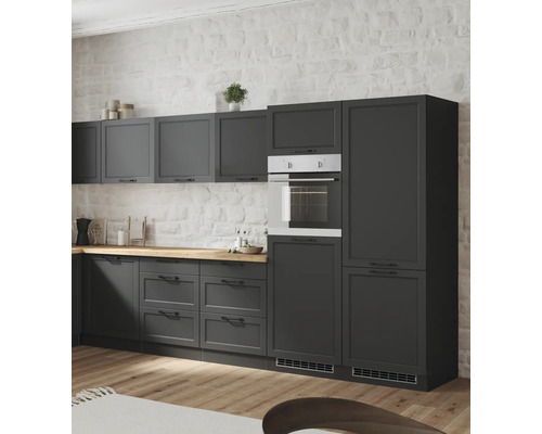 Küchenzeile mit Unterschränken, Hängeschränken und Einbaubackofen vor einer weißen Ziegelwand