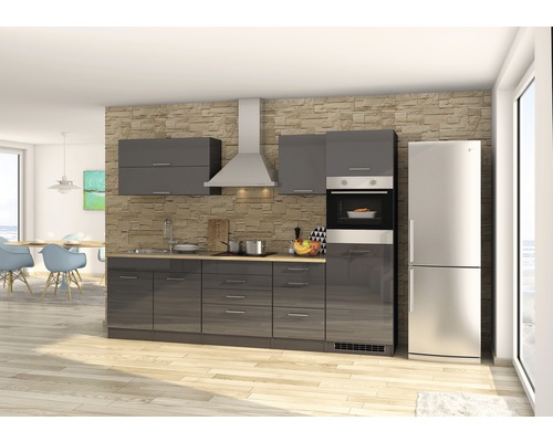 Moderne Küche mit grauen Schränken, Dunstabzugshaube und Edelstahlkühlschrank