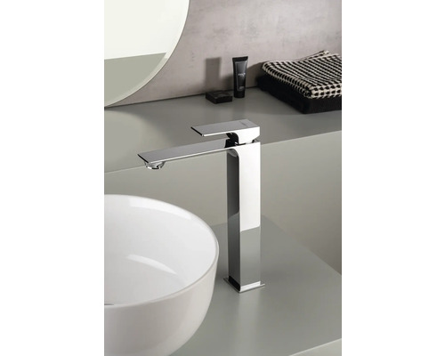 Modernes Badezimmer mit Aufsatzwaschbecken und hohem Wasserhahn