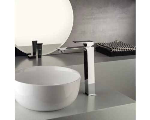 Waschtischarmatur neben Waschbecken im Badezimmer