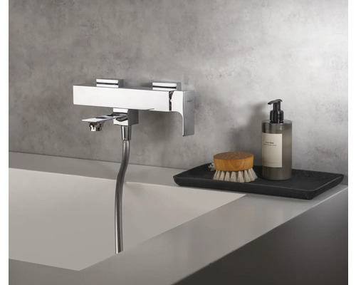 Wannenarmatur in Chrom mit Handbrause am Badewannenrand