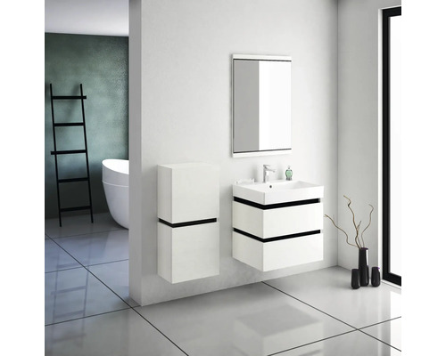 Modernes Badezimmer mit Waschtisch, Spiegelschrank und Handtuchleiter für ein stilvolles Ambiente