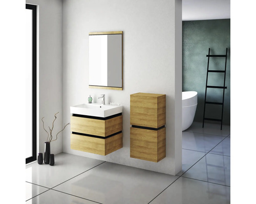 Modernes Badezimmer mit Waschtisch, Spiegel und Badmöbeln in Holzoptik.