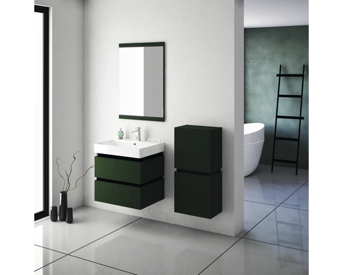 Modernes Badezimmer mit Waschtisch, Spiegel und Hochschrank