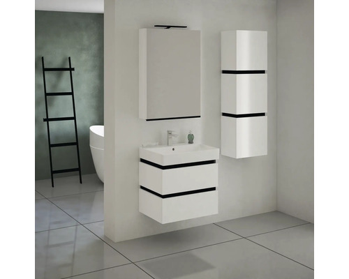 Badezimmer mit Waschbeckenunterschrank, Spiegelschrank und Hochschrank in hellem Design